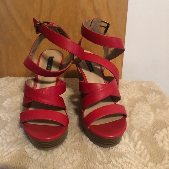 Red platforms - Picture 3 of 4